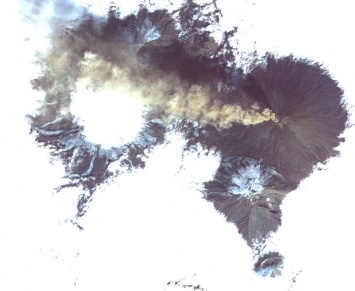 NASA показало извержение вулкана в России из космоса