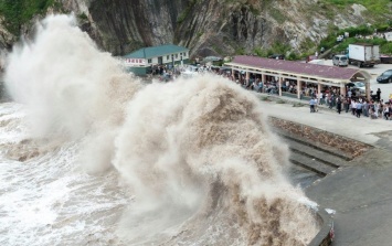 Появились фото и видео 10-балльного тайфуна в Гонконге, который валит строительные краны
