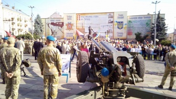 С утра пахнет перегаром - это украинские военные празднуют "день флага"