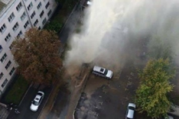 Коммунальная авария в Киеве: гейзер с горячей водой бьет выше 4 этажа