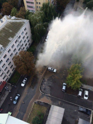 "Гейзер" выше четвертого этажа: в Соломеском районе Киева прорвало трубу (фото)