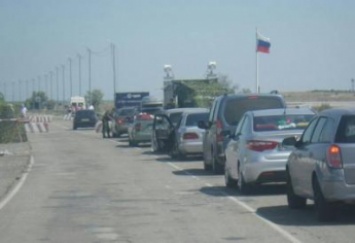 Оккупанты "поздравили" украинцев и создали киломметровые очереди на границе с Крымом (фото)