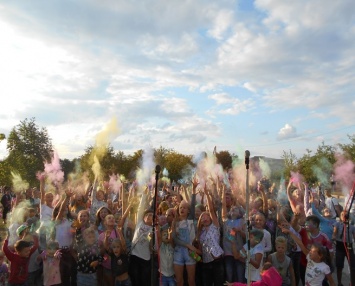 Вознесенск отметил День Независимости по-молодежному - фестивалем красок и дискотекой