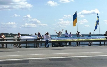 Херсонцы протестовали на Антоновском мосту