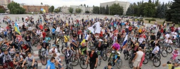 2 тысячи велосипедистов в вышиванках проехались по Кременчугу в День независимости Украины (ФОТО)