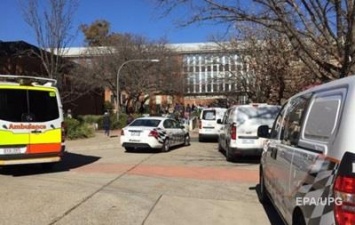 В Австралии студент избил битой преподавателя и сокурсниц