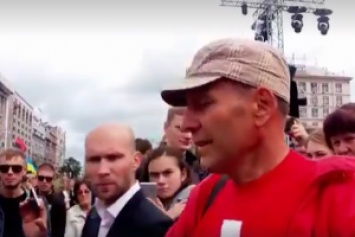 В Киеве набросились на мужчину с плакатом "Порошенко - наш гетьман", появилось видео