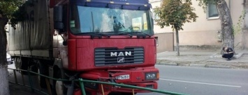 ДТП в Кропивницком: пьяный на грузовике таранил деревья и заборы ФОТО