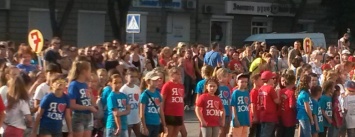 "Юные моряки" Мариуполя станцевали в центре города (ФОТО)