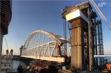 Железнодорожная арка Керченского моста доставлена на фарватер