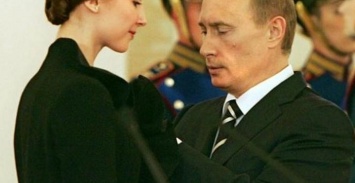 В сети высмеяли странные снимки Путина «с поклонницей» (фото)