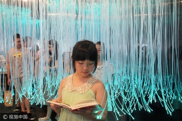 Стеклянные кирпичи и волоконные светильники. В Китае открыли библиотеку будущего