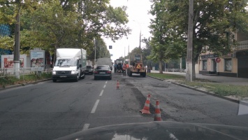 В Херсоне взялись за ремонт дорожных ям, которые мэр назвал "сумасшедшими" (фотофакт)
