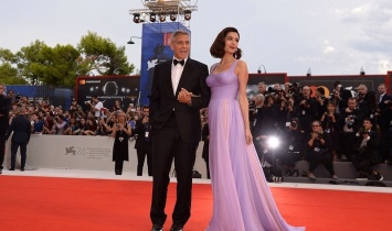 Амаль Клуни блистает на красной дорожке через три месяца после рождения близнецов