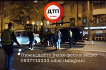 В Киеве Renault занесло на встречку: проезжавший мимо Lexus всмятку. ФОТО