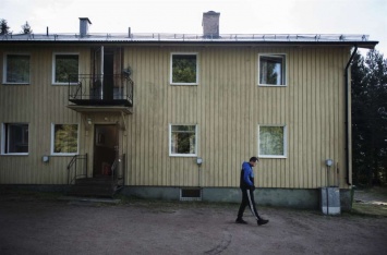 Желтый домик заробитчан. Шведская пресса пишет про жизнь сборщиков ягод из Украины