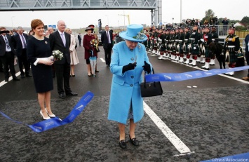 Королева Елизавета лично открыла мост в Шотландии высотой 207 метров