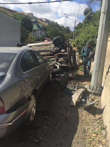В Севастополе пьяная автоледи опрокинула свою машину и разбила две иномарки