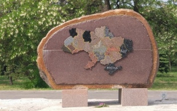 На Днепропетровщине хулиган разрисовал памятник