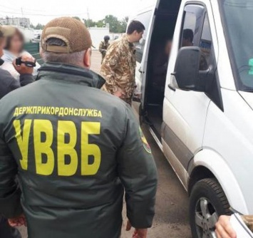 Проезд за взятку: в КПВВ "Майорск" раскрыли схему незаконного проезда микроавтобусов