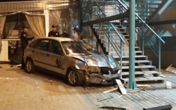 Авария на жилмассиве Котовского, две иномарки влетели в торговый комплекс