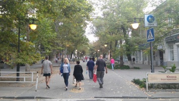 Херсонцы продолжают гадать о причинах дневного освещения улицы Суворова