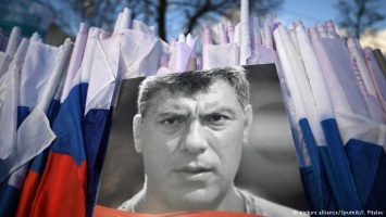 Праворадикальные активисты сняли табличку памяти Немцова