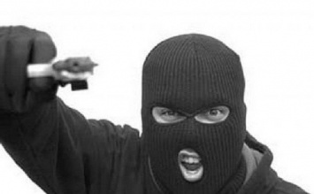 С двумя пистолетами и дерзок: в центре Луганска произошло разбойное ограбление