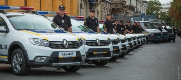 Подарок одесским "бэтменам": полицейским вручили 86 новых легковушек и три комфортабельных автозака
