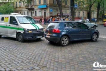 ДТП в Одессе: инкассаторы не поделили переулок с Volkswagen