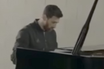 Месси играет гимн Лиги чемпионов на фортепиано