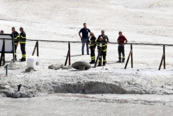 11-летний ребенок, а вслед за ним и родители провалились в жерло вулкана в Италии