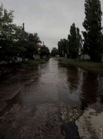 Из-за прорыва трубы в Одессе затопило целую улицу
