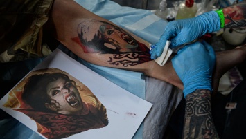 Ученые нашли намеки на токсичность и канцерогенность татуировок