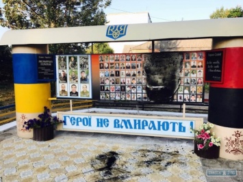 В Одесской области вандалы подожгли мемориальный стенд погибшим бойцам АТО и героям Небесной сотни