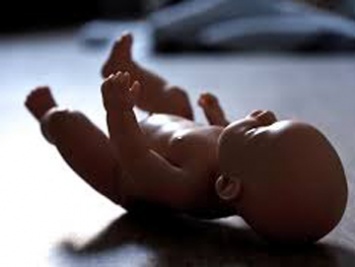 Уснувшая вместе с новорожденным сыном мать задушила младенца