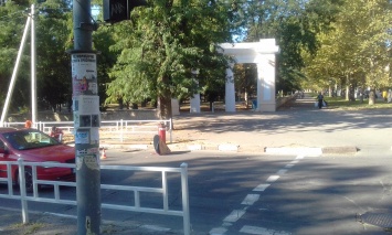 Аномальный перекресток в центре Херсона не отпускает коммунальные службы уже второй год (фото)