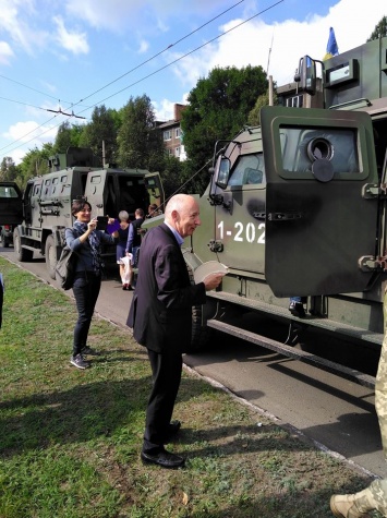 ФОТОФАКТ. Сенаторы Франции отправились на линию разграничения в Донецкой области