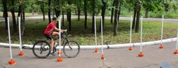 В Енакиево, в парке им. Н.А. Вознесенского состоялась велогонка с элементами фигурного вождения