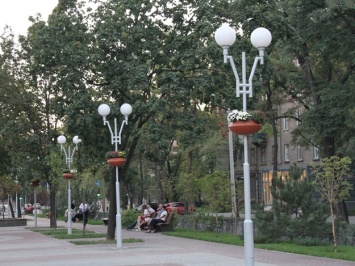 Лавочки-клумбы и цветы на фонарях: как выглядит новый сквер в Запорожье