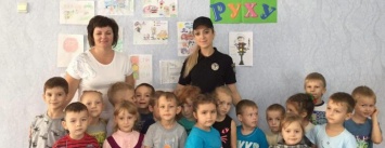 Добропольские правоохранители познакомили дошкольников с «дорожней азбукой»