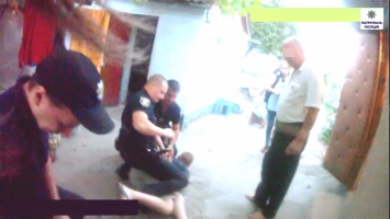 Семейная пара утром устроила скандал в центре Николаева - патрульным удалось угомонить их только с помощью наручников