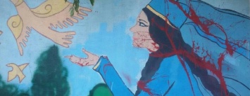 Неизвестные вандалы закрашивают рисунки на стенах Херсона