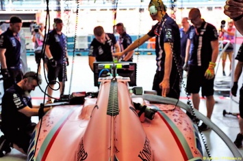 Force India привезла в Сингапур «стегозавра»