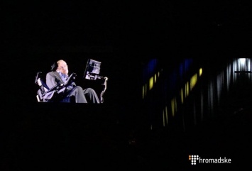 Легендарный Стивен Хокинг выступил на форуме YES в Киев в виде голограммы