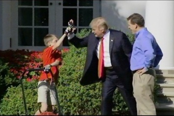 Трамп дал 11-летнему мальчику покосить траву у Белого дома и заявил, что он станет президентом