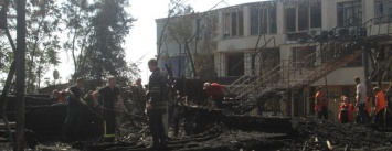 В Одессе к сгоревшему детскому лагерю несут цветы и ищут погибшего ребенка (ФОТО, ВИДЕО)