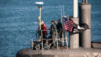 Американская атомная подлодка вернулась в порт под пиратским флагом