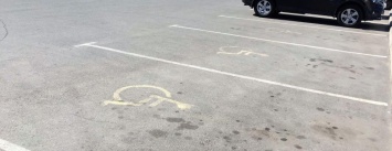 Криворожан, паркующихся на местах для людей с инвалидностью, начнут наказывать (ФОТО)