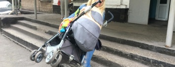 Криворожский "блокбастер": Как доехать до больницы с ребенком в коляске (ФОТО)